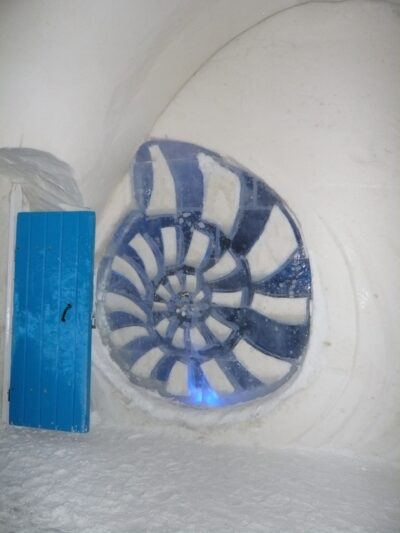 Sculpture d'escargot à l'hôtel de glace Kemi