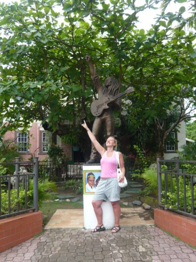Sandy devant la statue de Bob Marley à Kingston