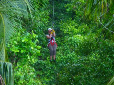 Descente en tyrolienne de Sandy au lieu de la jungle