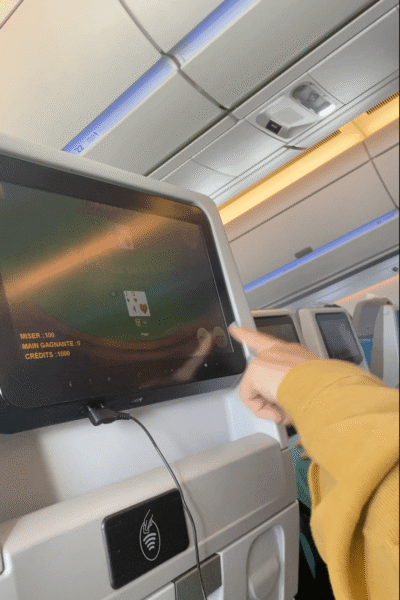 jeux sur l'écran dans l'avion