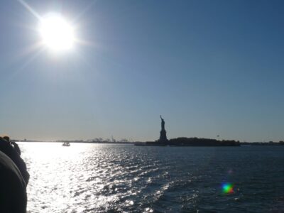 Vue sur Liberty Island depuis le ferry