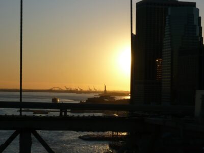 Coucher du soleil depuis la rive de Manhattan avec en fond la Statue de le Liberté