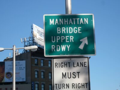 Panneau indiquant le Manhattan Bridge