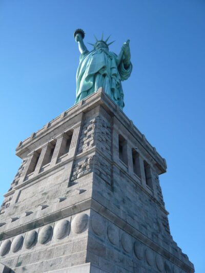 Au pied de la Statue de la Liberté