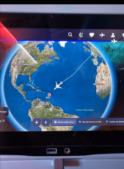 carte sur l'écran dans l'avion