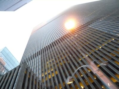 Soleil qui reflète sur un gratte-ciel de New York