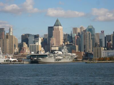 Vue de Manhattan depuis la mer avec vue sur l'USS Intrépide